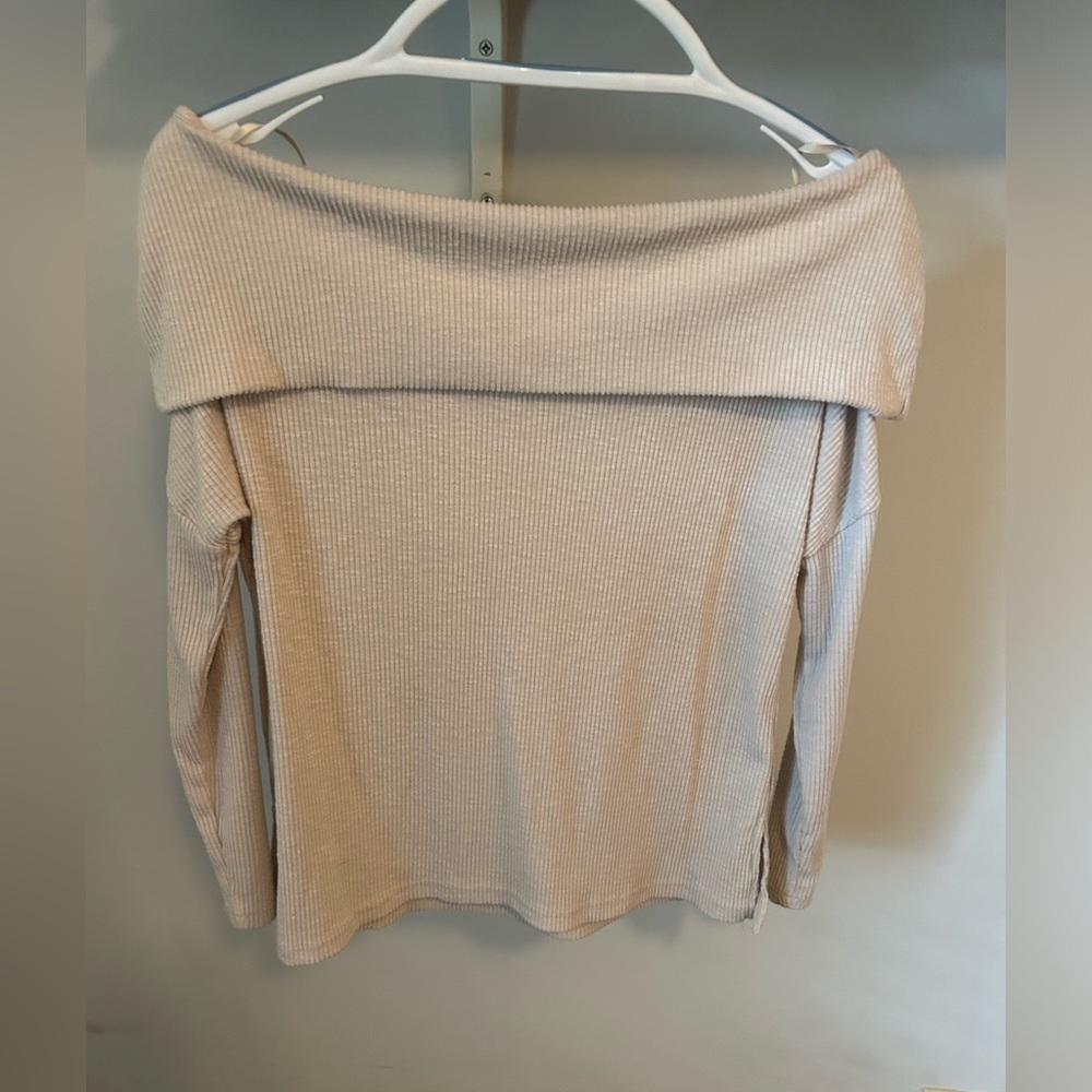 Off the shoulder lounge sleeve top